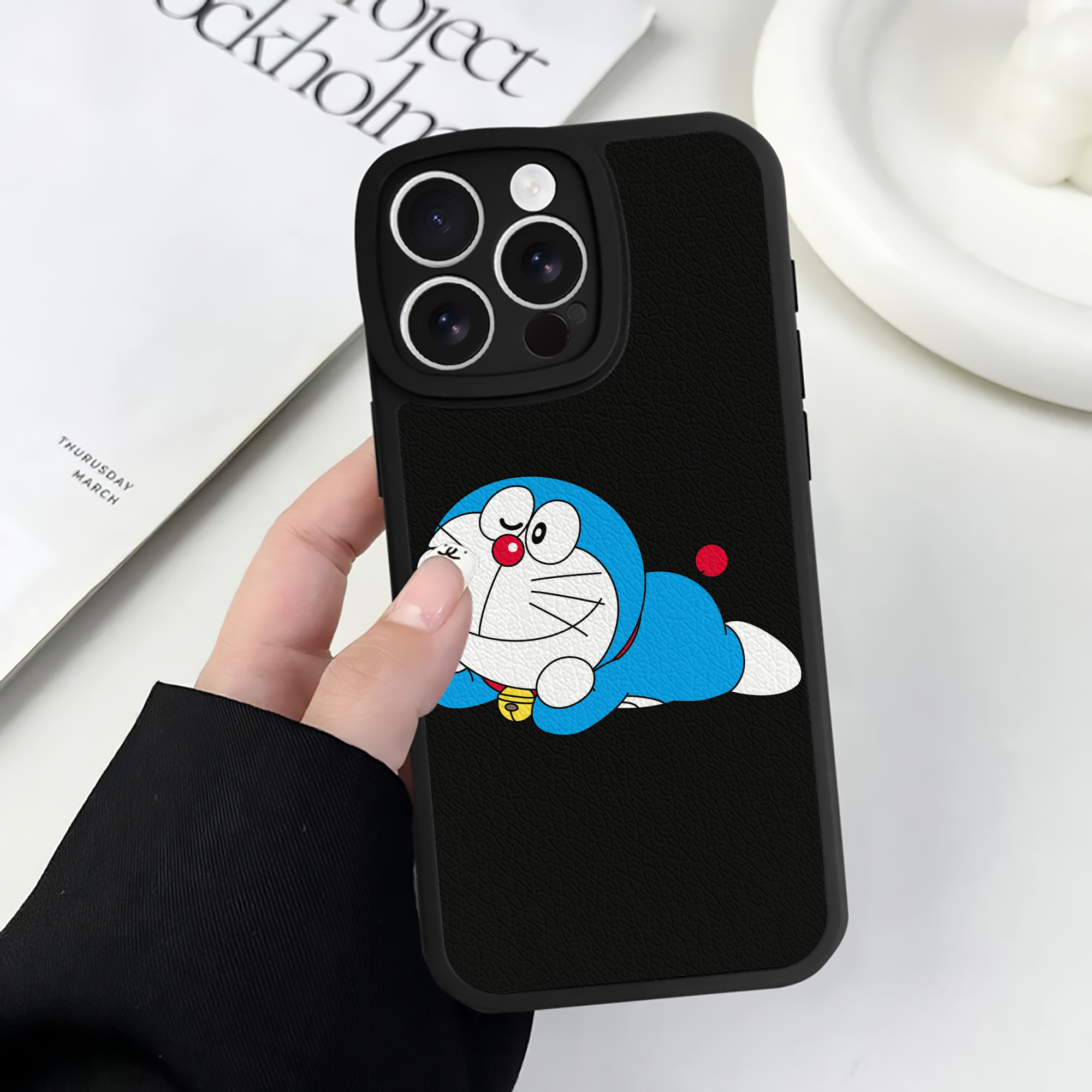 （画像用） ドラえもん Doraemon 【iPhone 16シリーズ対応】シリコンスマホケース（レザー調） 材質：シリコン